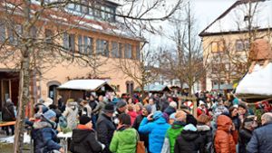 Viele Besucher, vor allem auch mit Kindern, zog es schon am Nachmittag zum Adventsmarkt. Foto: Wegner