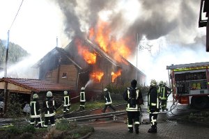 In Windeseile fraß sich das Feuer am Nachmittag des 9. April durch das Holzhaus in Epfendorf.  Foto: Karin Schmidtke