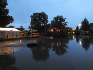 Das Weiherfest ist mit seiner schwimmenden Bar ein Besuchermagnet. Foto: Steffi Stocker