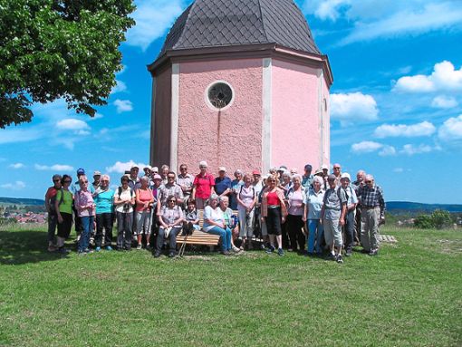 Auf dem Alten Berg in der Nähe von Böttingen (Kreis Tuttlingen) starten die Aktiven Senioren des Deutschen Alpenvereins ihre Tour auf der Westalb. Foto: Alpenverein Foto: Schwarzwälder Bote
