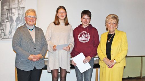 Viele Gewinner hat der Jugendsozialpreis der Bürgerstiftung. Der Anton-Häring-Preis  geht an Leticia Balog (zweite von links) und Benedict Jaeckel (zweiter von rechts), überreicht von  Irma Häring (rechts) und Andrea Kanold. Foto: Wilfried Strohmeier
