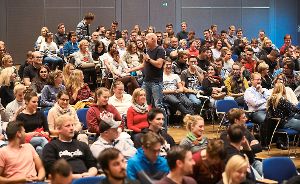 Stefan Frädrich sorgte bei den vielen jungen Zuhörern in der Neuen Tonhalle für einen Motivationsschub.  Foto: Eich