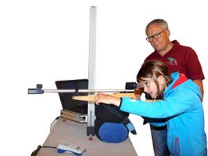 Mit dem Lasergewehr dürfen die Kinder unter dem wachsamem Blick von Udo Ohnmacht schnupperschießen.  Foto: Hölsch Foto: Schwarzwälder Bote