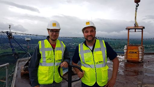 Bei der Baustellenführung am Test-Turm in Rottweil durften Frank Campos (rechts) und Nils Horst auf die Arbeitsplattform in 157 Meter Höhe. Foto: Horst