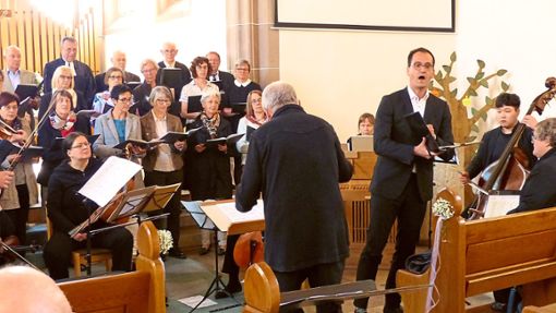 Tobias Haas (Zweiter von rechts)  beeindruckt mit seinem Sologesang. Begleitet wird er von Chor und Orchester.  Foto: Vollmer Foto: Schwarzwälder Bote