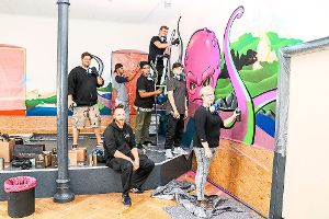 Sechs Jugendliche arbeiteten mit großem Spaß und unter der Aufsicht eines  echten Graffiti-Profis  an ihrem Kunstwerk im Spielzimmer des Youz Nagold.  Foto: Geisel