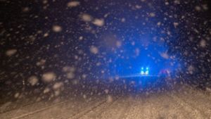 Autofahrerin verliert auf schneeglatter Straße die Kontrolle