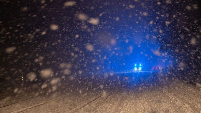 Autofahrerin verliert auf schneeglatter Straße die Kontrolle