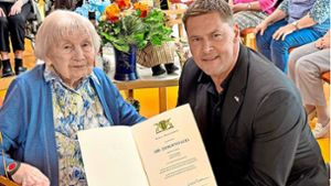 Frida Gekle feierte vor Kurzem ihren 100. Geburtstag. Auch Oberbürgermeister Peter Rosenberger gratulierte und überreichte die Glückwünsche von Ministerpräsident Winfried Kretschmann. Foto: Grupp