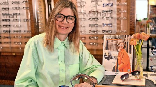 Augenoptikermeisterin Nicola Goldmann: „Wir haben die Glücklichmacher für bestes Sehen - auch bei Sonnenbrillen und Sportbrillen.“ Foto: Jeanette Tröger/Picasa