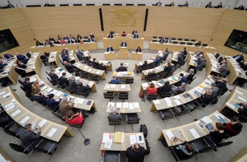 Von Juli an erhalten die Abgeordneten des baden-württembergischen Landtags deutlich über 8000 Euro im Monat. Foto: dpa