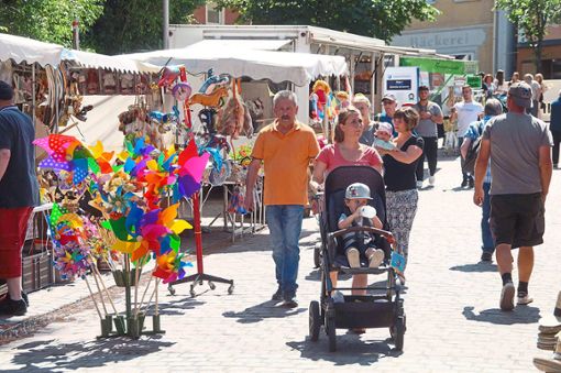 Viele Besucher genießen beim Schlendern über den Sommermarkt Angebote und schönes Wetter. Foto: Heimpel Foto: Schwarzwälder Bote