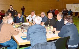 An verschiedenen Tischen diskutieren die Bürger Ideen und Vorschläge. Foto: Herzog Foto: Schwarzwälder Bote