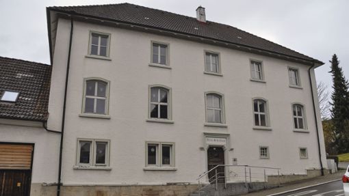 Das alte Blumberger Schulhaus in der Friedhofstraße wird zum Verkauf angeboten. Mit der  Vermarktung ist ein  auf  historische  Gebäude  spezialisiertes   Immobilien-Unternehmen beauftragt. Foto: Hans Herrmann