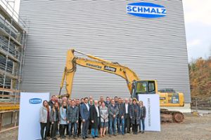 Die Baubeteiligten vor dem neuen Hochregallager. Foto: J. Schmalz GmbH