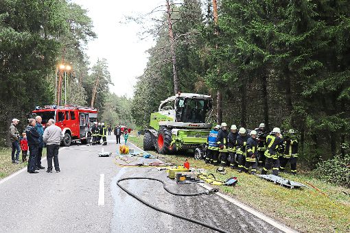 Ein angenommener Verkehrsunfall am Waldrand war Ausgangslage für eine umfangreiche Übung der Haiterbacher Feuerwehr. Foto: Geisel Foto: Schwarzwälder-Bote