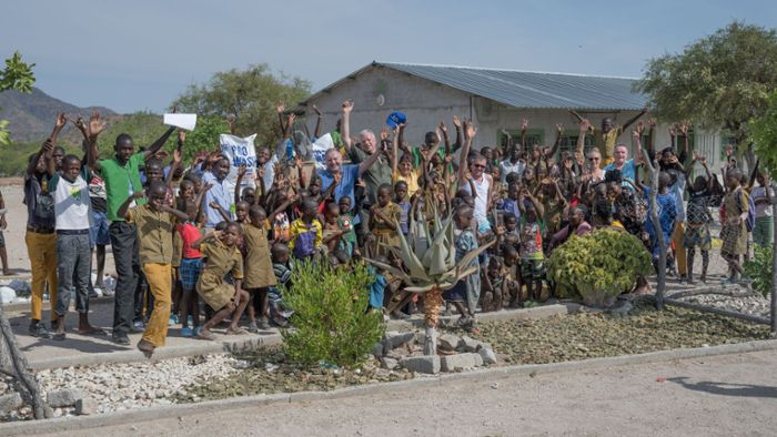 Kinder  in Namibia freuen sich über Schulmaterial
