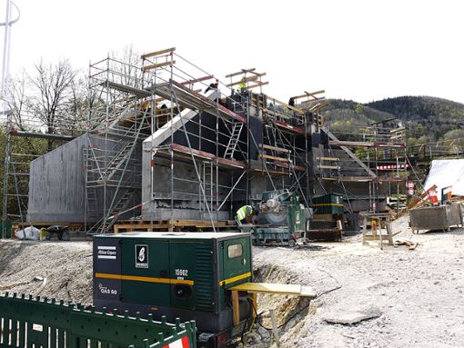Am heutigen Mittwoch wird die neue Eisenbahnbrücke in Lautlingen hochgezogen. So lange wird ein Schienenerstazverkehr eingerichtet. Foto: (sb)