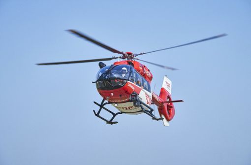 Der Mann wurde schwer verletzt mit einem Hubschrauber ins Krankenhaus gebracht. (Symbolbild) Foto: dpa/Bert Spangemacher