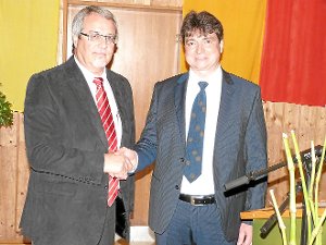 Gemeinderat Rainer Pfaller hatte die Vereidigung und Verpflichtung des neuen Dunninger Bürgermeisters Stephan Kröger (rechts) übernommen. Foto: Schönfelder