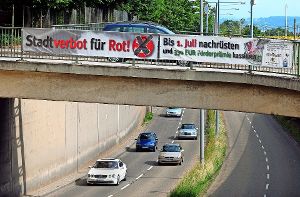 Ankündigung von einst an der Gnesener/Brenzstraße in Bad Cannstatt: Vom 1. Juli 2010 an durften Fahrzeuge mit Roter Plakette nicht mehr in Stuttgart fahren Foto: Thomas Schlegel