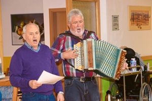 Manfred Riedlinger (links) und Günter Schäfer musizieren regelmäßig  in der  Schömberger Seniorenpflege und bereiten damit den Bewohnern eine große Freude. Foto: Visel Foto: Schwarzwälder Bote