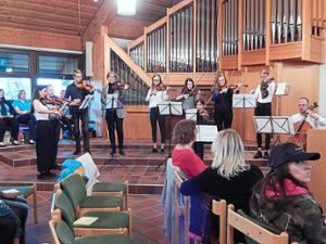 Die Streicher der Musikschule Loßburg zeigen beim Konzert in der Versöhnungskirche ihr Können.   Fotos: Bidermann-Hoppart Foto: Schwarzwälder Bote