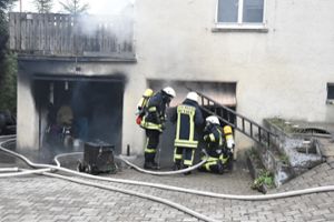 Die Feuerwehr rückt in Rottweil zu einem Brand eines Hauses Ecke Goethe-/Schützenstraße aus. Foto: Siegmeier