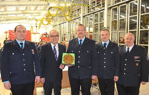 Bürgermeister Walter Klumpp (links) ernennt Markus Karrer zum Ehrenkommandanten der Feuerwehr Bad Dürrheim.  Foto: Kaletta Foto: Schwarzwälder-Bote