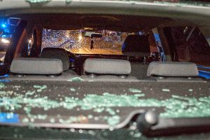Bandenkrieg in Marbach am Neckar: Unbekannte stachen einen Mann nieder und demolierten dieses Auto.  Foto: www.7aktuell.de | Karsten Schmalz