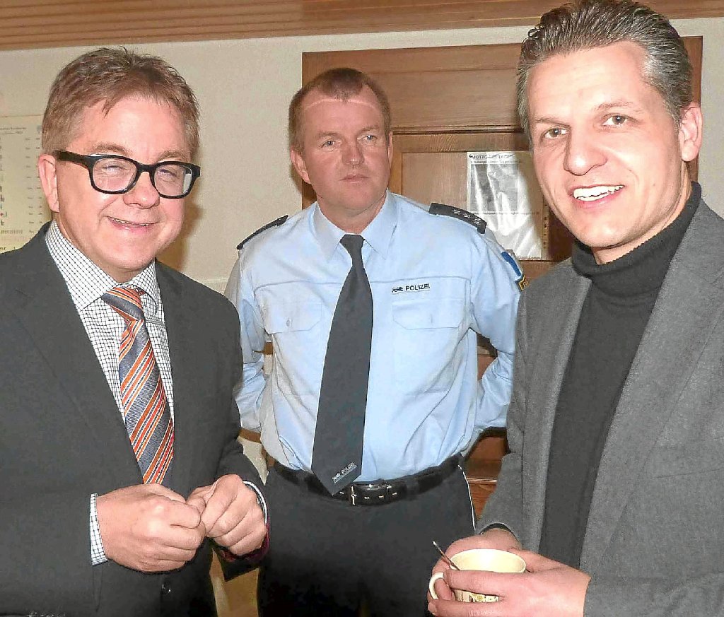 Landtagspräsident Guido Wolf (links) stattete gestern Donaueschingens Revierleiter Ulf Feichtinger (Mitte) und OB Thorsten Frei einen Weihnachtsbesuch ab.