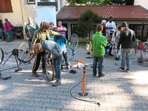 Von den Sechstklässlern der Waldorfschule wurden in der Flüchtlingsunterkunft vor allem Fahrräder repariert.   Foto:  Waldorfschule