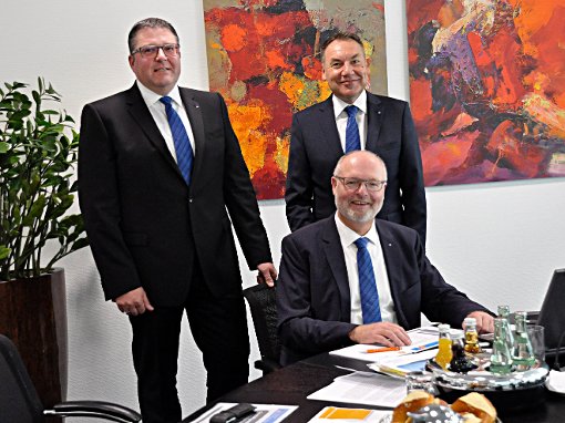 Stellen das künftige Geschäftsstellennetz der Volksbank vor: die Vorstandsmitglieder Arndt Ständer (links), Franz Steinhart (sitzend) und Joachim Calmbach. Foto: Ungureanu