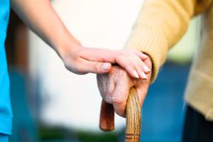 So liebevoll stellt man sich Pflege im Alter vor - doch die Realität sieht oft anders aus. (Symbolbild) Foto:  © Sandor Kacso – stock.adobe.com