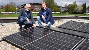 Geschäftsführer Thomas Brugger und Bürgermeister Michael Moosmann freuen sich über die neue Solaranlage auf dem Dach der Arthur-Bantle-Halle. Foto: Dold