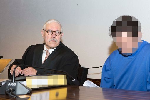 Der Angeklagte Catalin C. (rechts) äußert sich während des ersten Prozesstages nicht persönlich.  Foto: Deckert