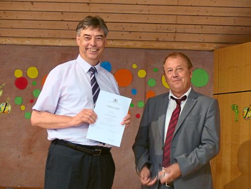 Direktor  Linsenmann (links) nimmt von Schulamtsdirektor Held eine Urkunde zur Verabschiedung entgegen. Foto: Begemann Foto: Schwarzwälder Bote