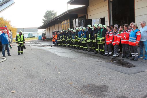 Feuerwehr und DRK-Ortsgruppe bei der Manöverkritik Fotos: Moosmann Foto: Schwarzwälder Bote