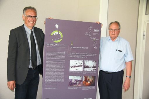 Reinhard Traub (links) und Herbert Winkler freuen sich über die Schautafeln auf dem Eisenbahnlehrpfad. Foto: Schwarzwälder Bote