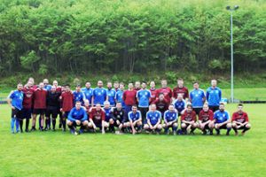 Die Fußballmannschaften der Onstmettinger Vereine und von Borussia Ochsen  kickten für einen guten Zweck.  Foto: Heidemann Foto: Schwarzwälder Bote