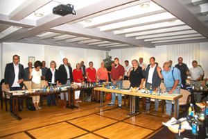 Die neuen Mitglieder des Burladinger Gemeinderates wurden vereidigt.   Foto: Rapthel-Kieser