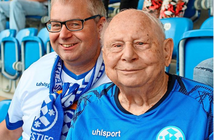 Ehrengast bei den Stuttgarter Kickers: Zum 100. machte Hartwig Guhl aus Horb richtig blau