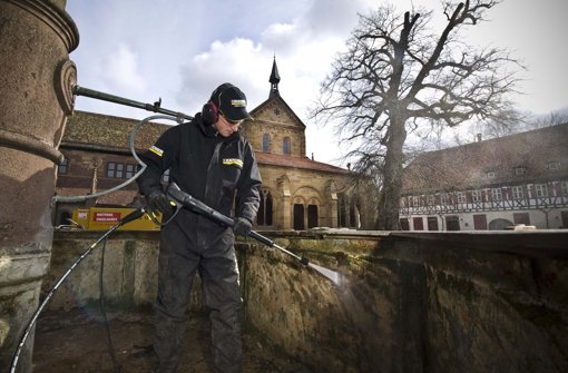 Eines der kleinen Denkmäler: Kärcher-Mitarbeiter beim Reinigen eines Brunnentrogs im Kloster Maulbronn Foto: Lichtgut/Max Kovalenko