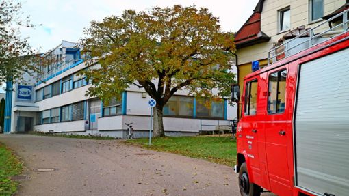 Die Feuerwehr war am Dienstagmittag bei der Firma C&C Bark in Schörzingen wegen eines Maschinenbrands im Einsatz. Foto: Marschal
