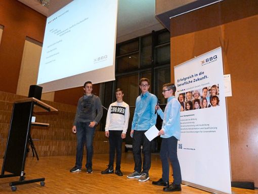 Lukas Arndt (von links), Jannik Jambas, Moritz Güntner und Marius Kappler von der Fünf-Täler-Schule präsentieren ihr Projekt. Foto: Werthenbach Foto: Schwarzwälder Bote