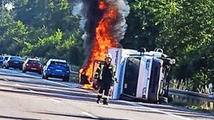 Auto geht nach Unfall auf A 5 bei Appenweier in Flammen auf