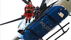 Sie sind vielseitig und kommen für verschiedenste Zwecke zum Einsatz: Das Bild zeigt einen Hubschrauber der Polizei-Hubschrauberstaffel Baden-Württemberg bei einer Übung mit Höhenrettern. Foto: Bernd Weißbrod/dpa/Bernd Weißbrod