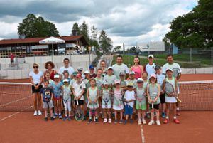 25 Kinder nutzen die Chance, beim TC Empfingen Tennisluft zu schnuppern. Fotos: Baiker Foto: Schwarzwälder Bote