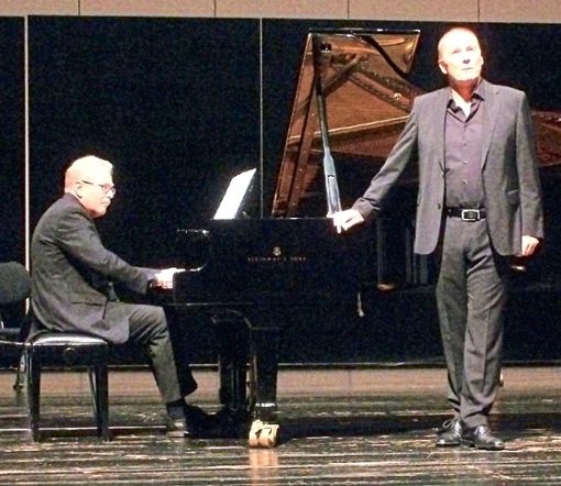 Andreas Reibenspies (Bariton) und Peter Nelson (Klavier) tragen in der Villa Eugenia Mörike-Vertonungen vor.  Foto: Privat Foto: Schwarzwälder Bote