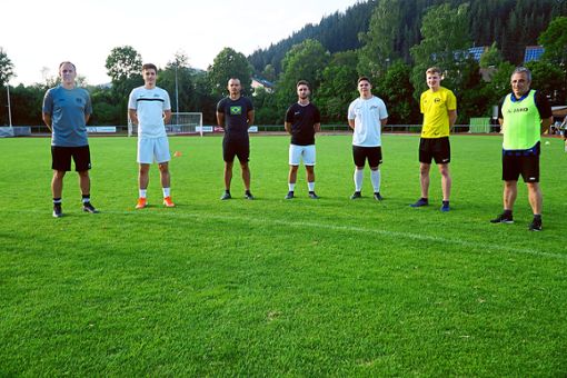 Trainer Tobias Urban (links) freut sich über die nachrückenden Talente  Tobias Waldvogel,  Leo De Sosas, Janis Sorgius, Jonas Hackenjos und Ignazio Curia (von links). Foto: Gerold Bächle